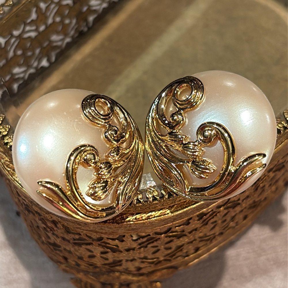 Vintage 80’s Gold and Cream Baroque Clip On Earrings